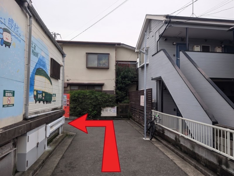 踏切を渡り、パン屋の前を左に曲がります
