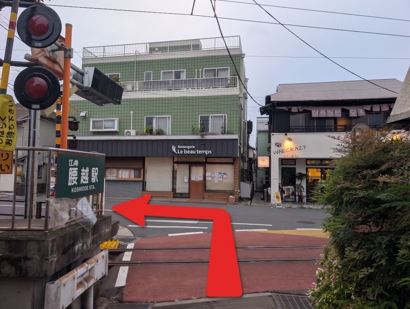 ヤマハの看板がある角を右折します
