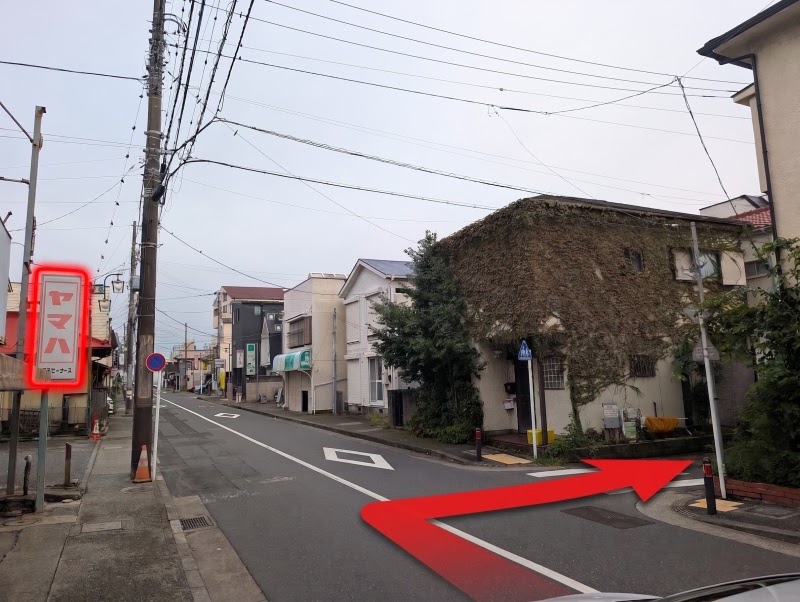 白い4階建ての建物が目的地です